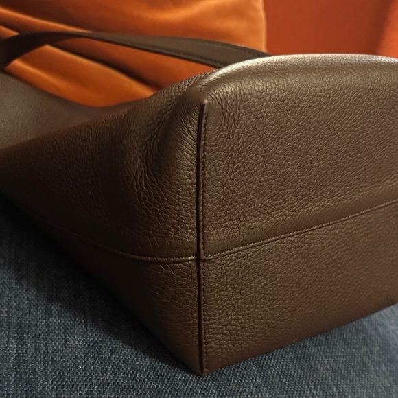 The Row Medium North South Park Tote in dark brown (acajou) - Picture 2 of 7